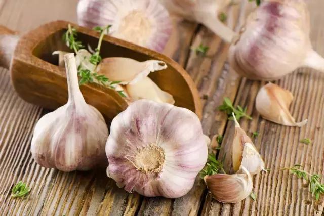 生吃大蒜对眼睛有害吗,大蒜吃多了眼睛视力好吗
