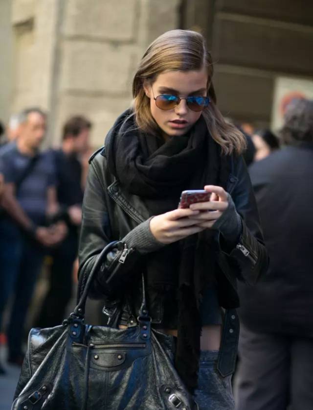 发型跟着风向走,冬天围围巾适合什么发型