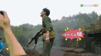 要被靳东的角色蒙蔽了双眼,他本人只有四岁,不能再多!