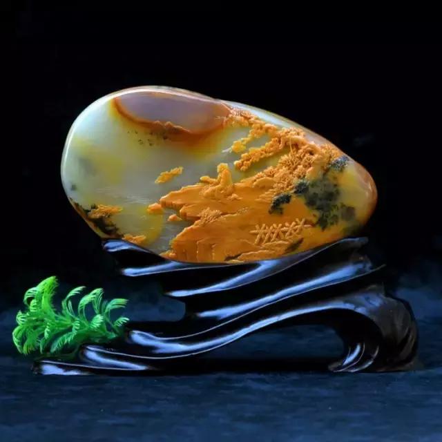 把玩在手心上的国色，黄龙玉的玩赏。爱不释手的玉兰！