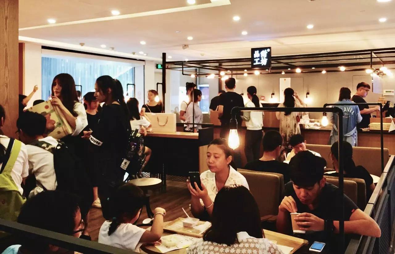 这期新店合集有家店，挤爆滨江，姑娘们一次撸200串都不过瘾！