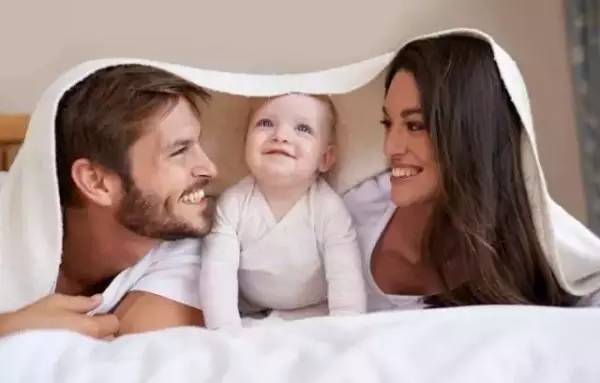 父母亲昵抚摸孩子的底线在哪里？性别教育从一出生就已经开始！