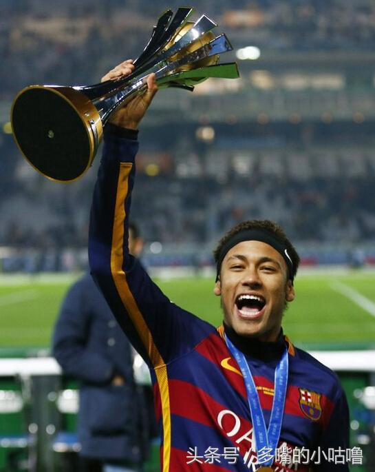 内马尔叼纸巾,内马尔戴耳机叼金链