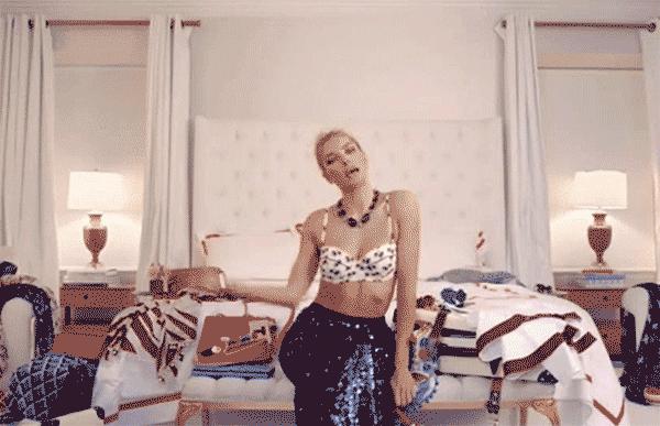 运动条纹星星包，亮闪闪鱼尾裙，从前穿灰布旗袍的王乐君居然这么时髦！