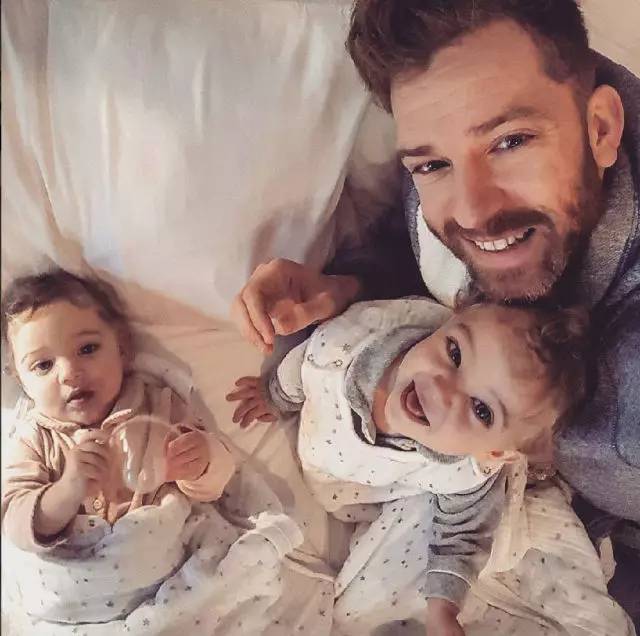 一个娃就够呛了，家有四个小公主怎么办？