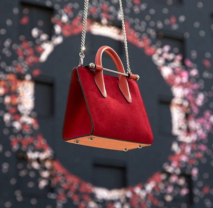 运动条纹星星包，亮闪闪鱼尾裙，从前穿灰布旗袍的王乐君居然这么时髦！