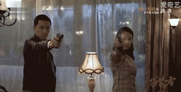 运动条纹星星包，亮闪闪鱼尾裙，从前穿灰布旗袍的王乐君居然这么时髦！