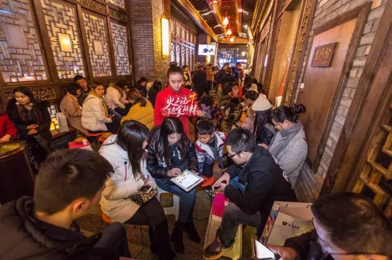 「有福利！」凤望龙门开业来，只有四人吃到最后的特辣锅，我们挑战了全素菜