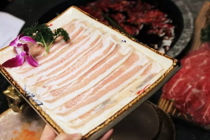 「有福利！」凤望龙门开业来，只有四人吃到最后的特辣锅，我们挑战了全素菜