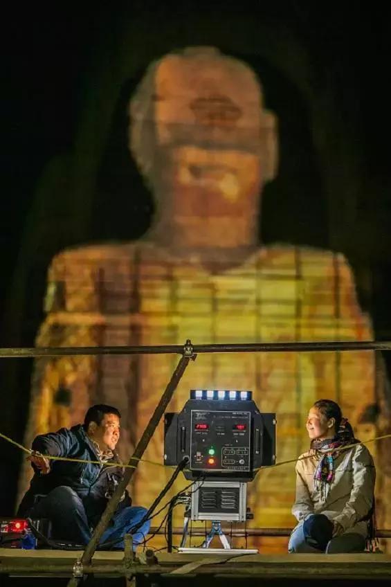 这对情侣被恐怖分子追杀，上演真人版绝命逃亡，却温暖了全世界