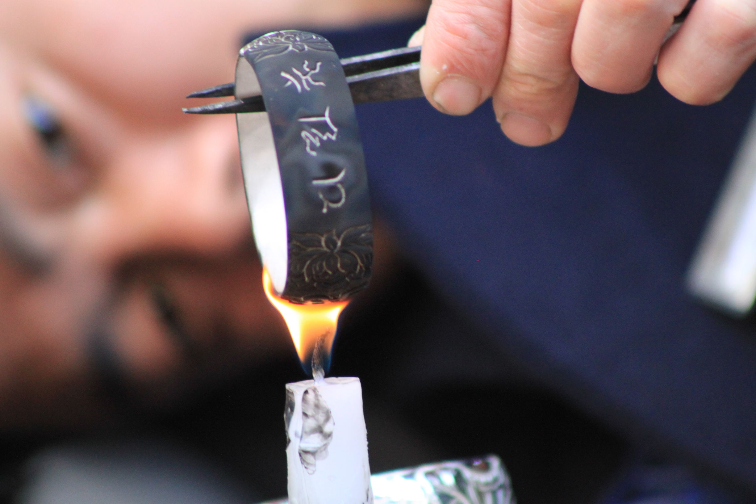 纯银手工打磨视频,手工打磨银品全过程