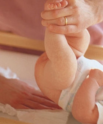 宝宝红屁股妈妈心疼哭了,宝宝屁股红疼如何快速解决问题