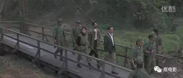 功夫瑜伽成龙和蛇,功夫瑜伽成龙带着狮子飙车