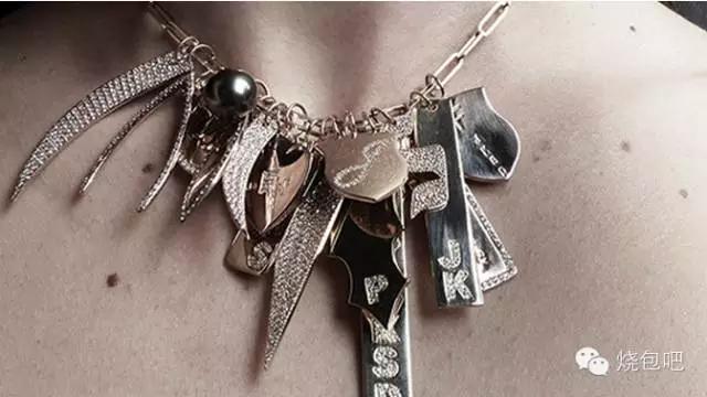 唯物｜情人节倒计时，去看50个潮牌出的超级碗纪念球，独一无二