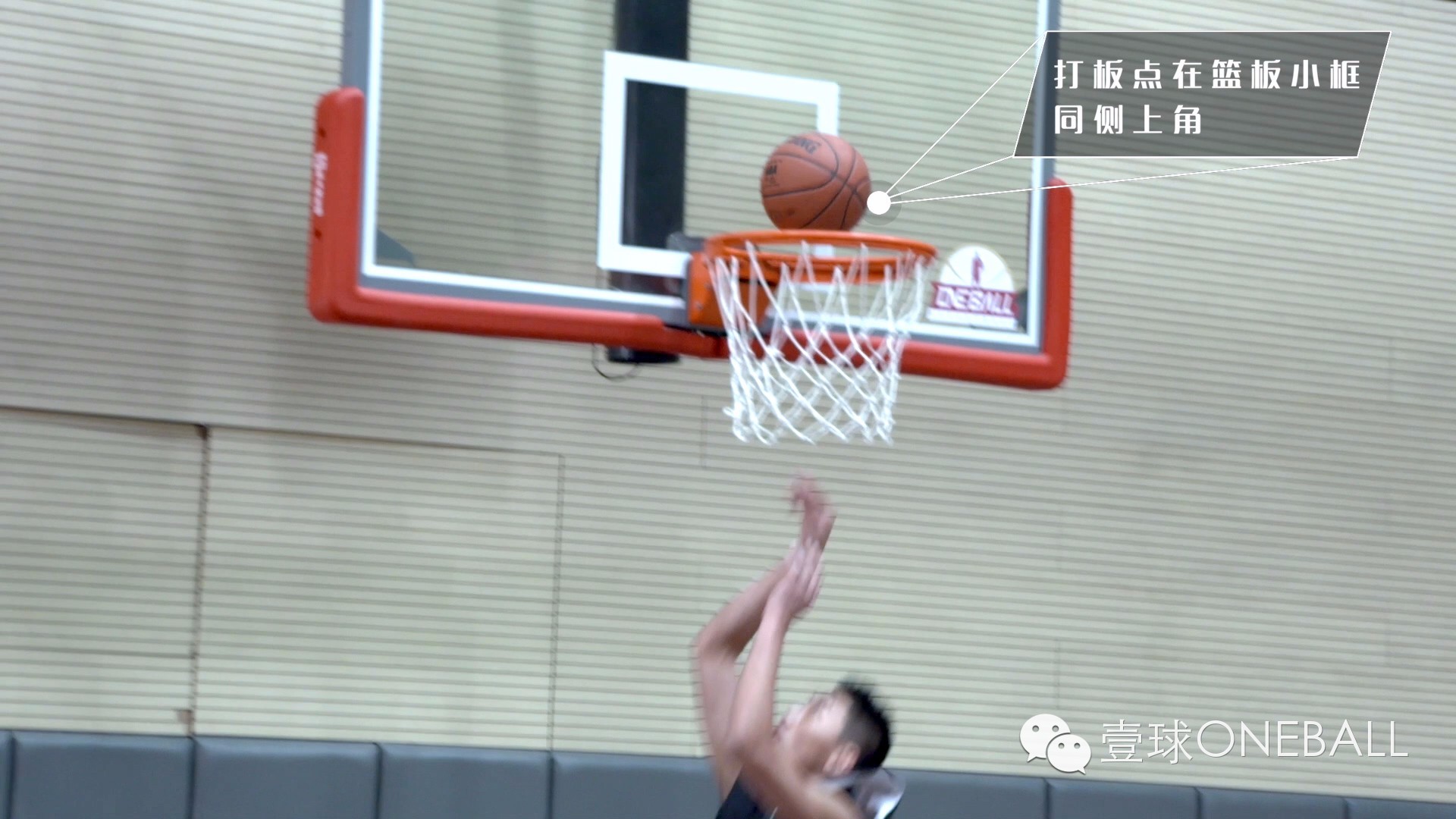篮球秘笈高手,快攻一对一上篮技巧动图