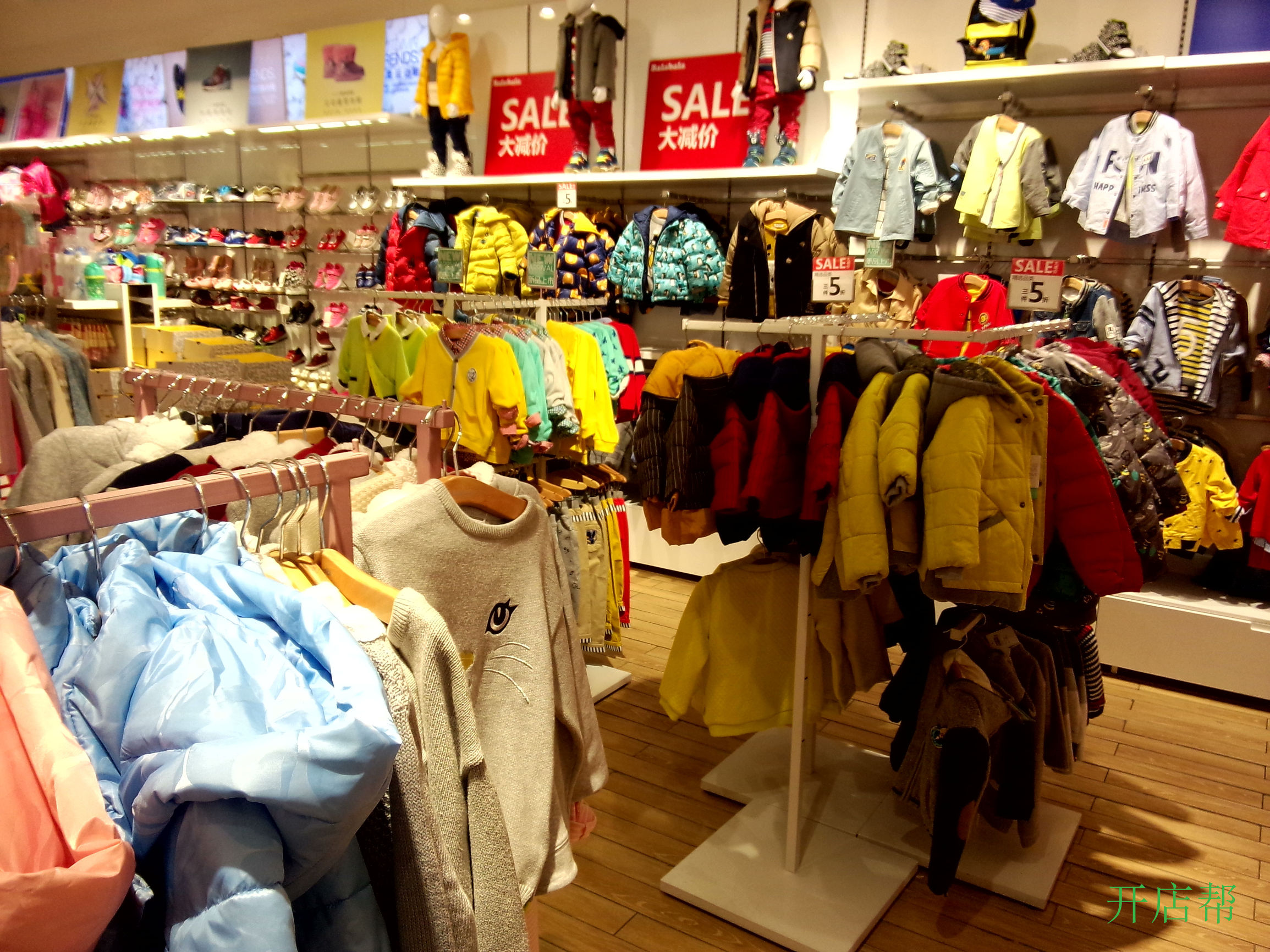 开一家巴拉巴拉店多少钱,加盟童装店最火爆的项目