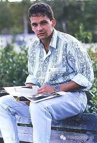 巴乔94年背影图片,49岁的巴乔照片