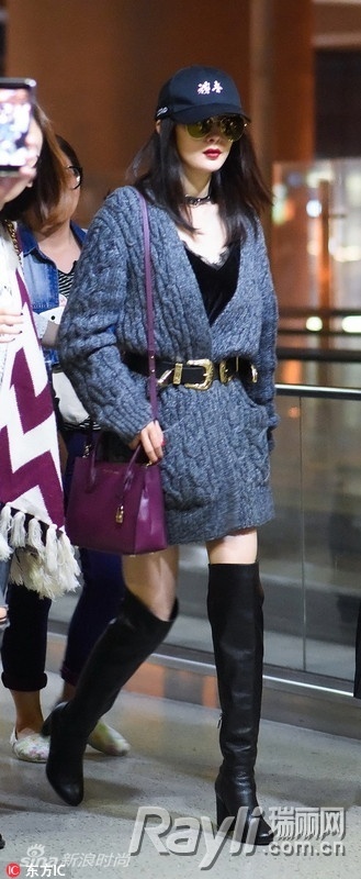 肩宽可以穿v领荷叶边上衣吗,肩宽适合穿什么圆领还是v领上衣