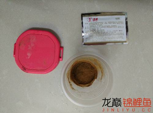 新入缸锦鲤趴缸对策,锦鲤聚在一起趴缸底