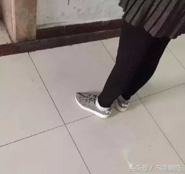 假的supreme一眼能看出来吗,真假supreme鞋子