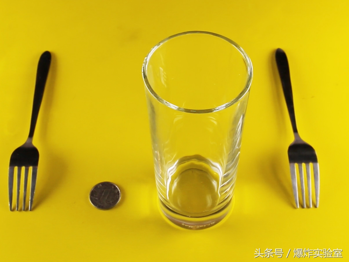 站在杯沿上的硬币