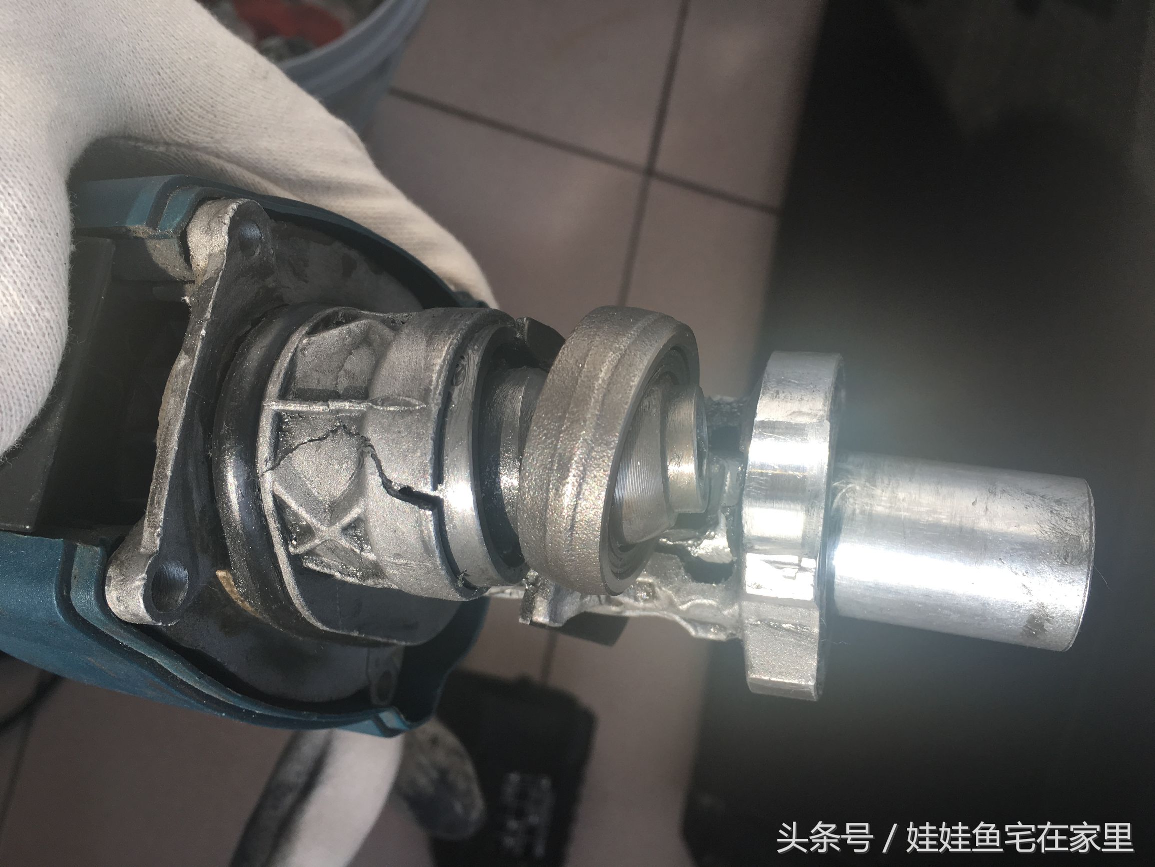 高仿博世轻型电锤全部拆解视频,正品博世电锤28d与高仿区别图片