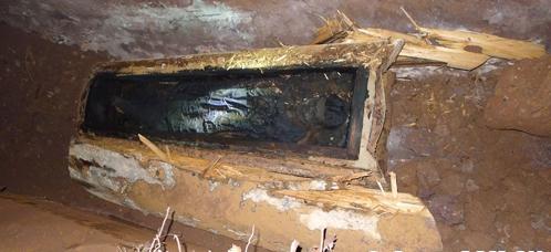 挖出龙袍干尸墓,工地施工挖出一具女尸