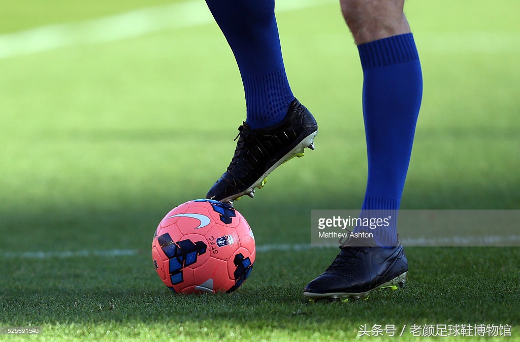 足球鞋阿迪和耐克谁更强,足球鞋耐克暗杀系列