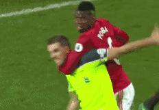 博格巴摔倒爬进禁区,14-15赛季博格巴被阿尔维斯抱摔