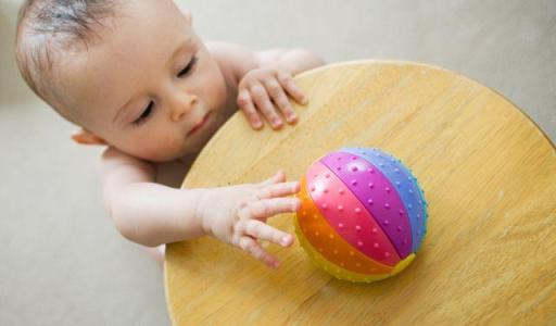 家长如何应对左撇子，注意这四点养出一个聪明宝宝