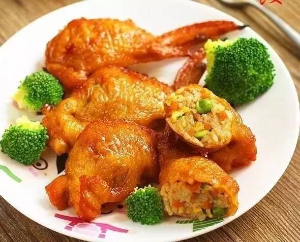 今天来分享一道鸡翅包饭的教程,如何制作正宗鸡翅包饭