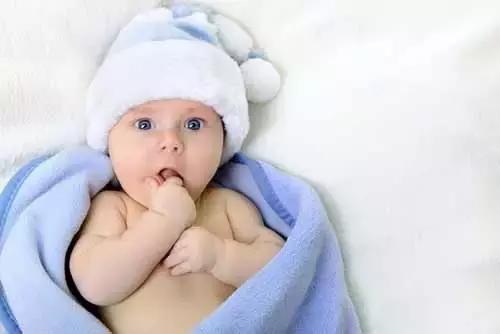 宝宝吃手上瘾怎么办？要不要阻止？这篇文章告诉你答案！