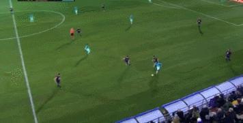 红蓝评球：足球场上耍标枪，好汉也要兄弟帮