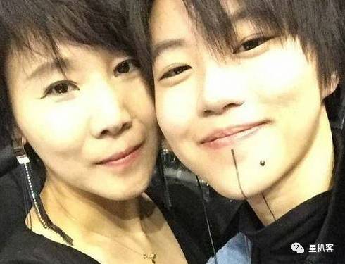 窦靖童孝顺,窦靖童照片被夸有个性