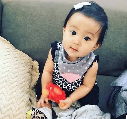 贾静雯小咘咘的照片 (贾静雯是不是给咘咘买的名牌衣服)