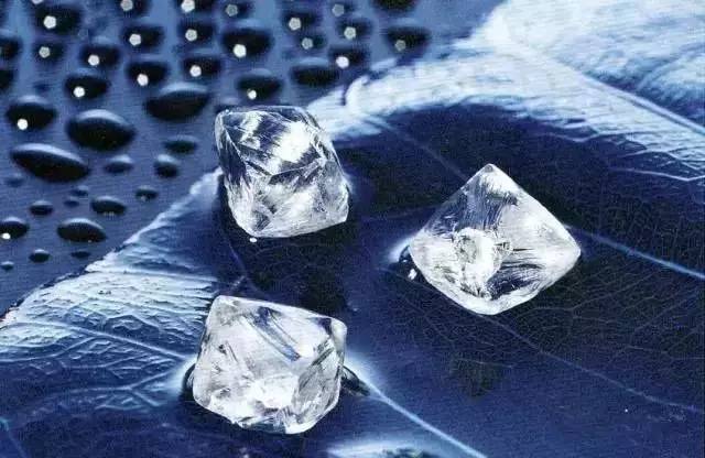 独家！杭州一女士投诉老凤祥“10元锆石”当“钻石”卖！