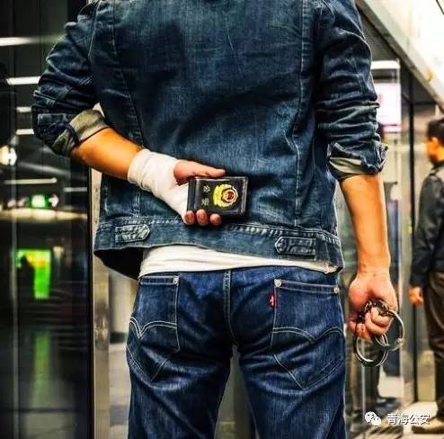 西宁:好民警,空手夺刃勇擒顽贼