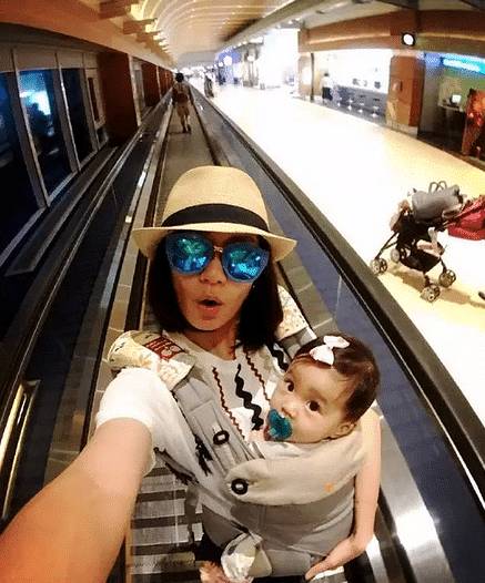 贾静雯小咘咘的照片 (贾静雯是不是给咘咘买的名牌衣服)