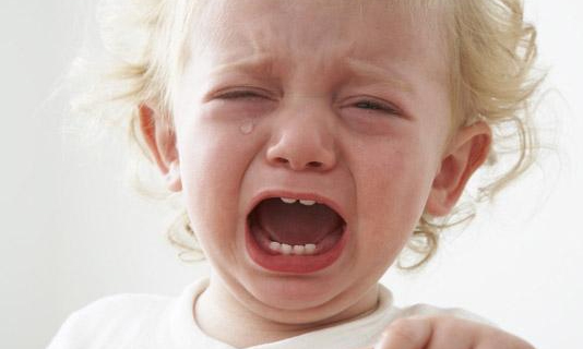 宝宝掉地上磕到头怎么处理,宝宝摔下床摔到头要不要去医院看