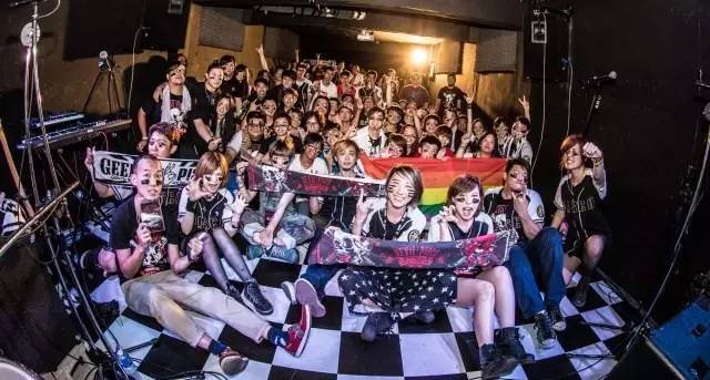 去另一个城市看livehouse,每去到一座城市都要去看看风景