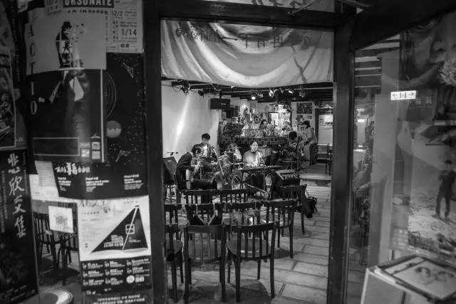 去另一个城市看livehouse,每去到一座城市都要去看看风景