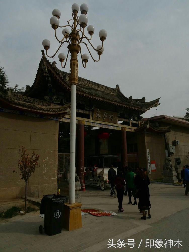 陕北俊俏女子勇闯袁家村大嘴吃四方