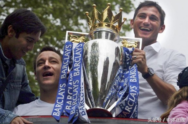 兰帕德赛后激情庆祝,神灯兰帕德退役原因