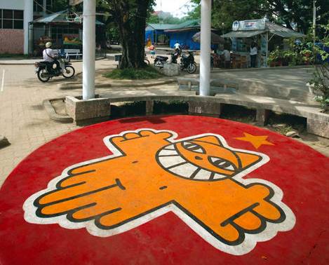 有一个街头艺术家把一只猫涂遍了巴黎,后来它遍布了全世界