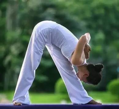 最有效减肥瑜伽动作图片,瑜伽入门课程从零开始学瑜伽瘦腿