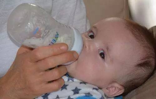 出生吃奶粉不过敏之后会过敏吗,出生喝奶粉不过敏七个月过敏了