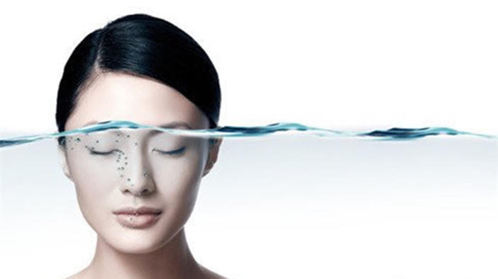 用水养肤好还是用油好,什么水比较养肤