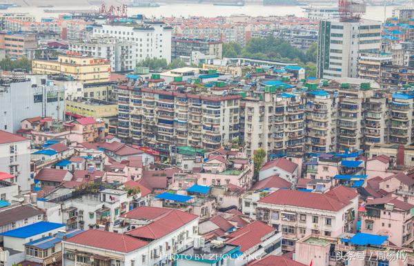 武汉专有的黄鹤楼,黄鹤楼是武汉著名的景点英文