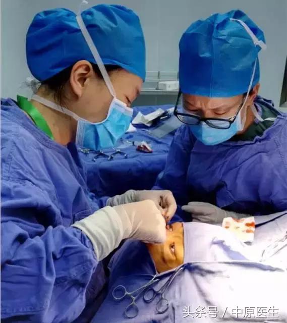 神奇：她左眼半年不能闭合，大夫在眼里给她装了个弹簧，可以了！