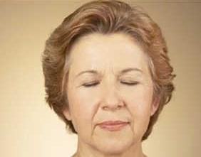 脸上有法令纹最好解决的办法,为什么脸上的法令纹越来越深